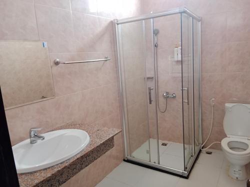琅勃拉邦Villa Visay II的带淋浴、盥洗盆和卫生间的浴室