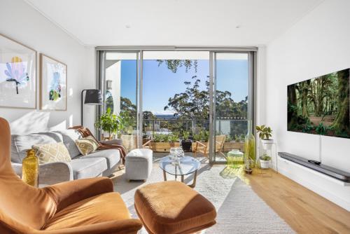 悉尼FINL503LC - Finlayson Heights的客厅配有家具和大窗户。