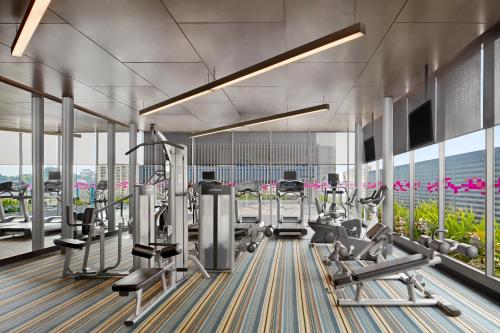 吉隆坡吉隆坡中环广场雅乐轩酒店的大楼内带有氧器材的健身房