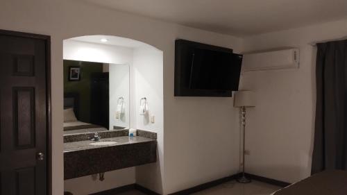 Sabinas HidalgoHotel El Rancho的一间带水槽和镜子的浴室