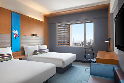 吉隆坡吉隆坡中环广场雅乐轩酒店的酒店客房配有两张床和一张书桌
