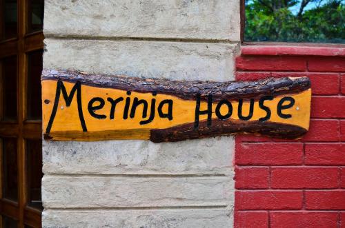奈瓦沙Merinja Guest House的建筑物一侧的标志