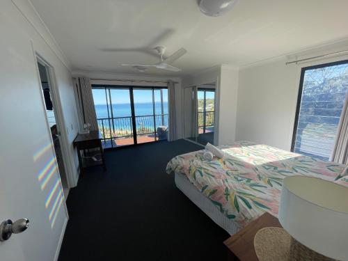 天阁露玛Bayview Breeze的一间卧室配有一张床,享有海景