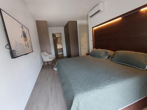 蒙特雷Departamento nuevo en Centro Cuauhtémoc的一间卧室配有一张大床和木制床头板