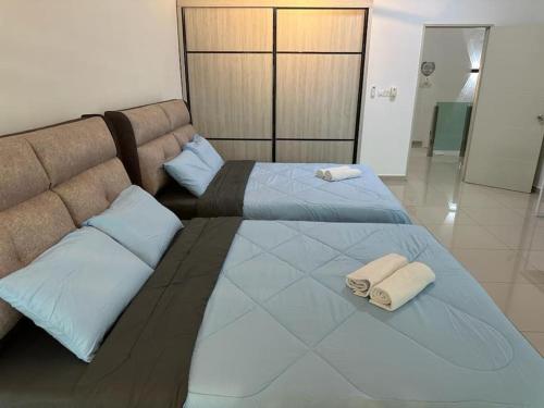 芙蓉2 Storey, Hijayu 3D Alconix, Sendayan, Seremban的一张大床,上面有两条毛巾