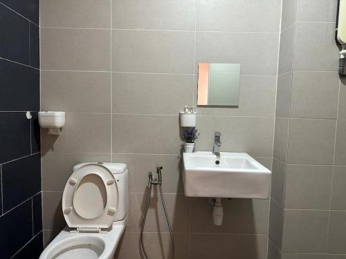 芙蓉2 Storey, Hijayu 3D Alconix, Sendayan, Seremban的一间带卫生间和水槽的浴室