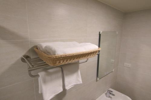 东港東港日和民宿的一间带毛巾架和盥洗盆的浴室