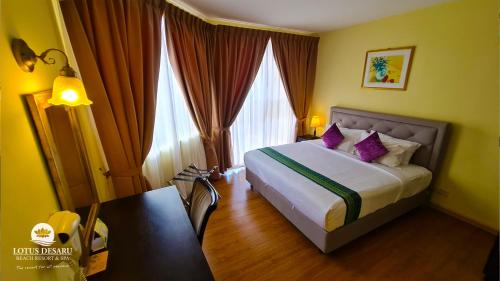 迪沙鲁莲花迪沙鲁海滩度假村及水疗中心的配有紫色枕头的床的酒店客房