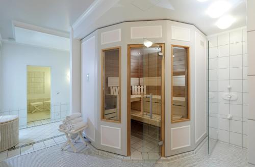 哥廷根格哈德罗曼蒂克酒店的一间带步入式淋浴间和玻璃门的浴室