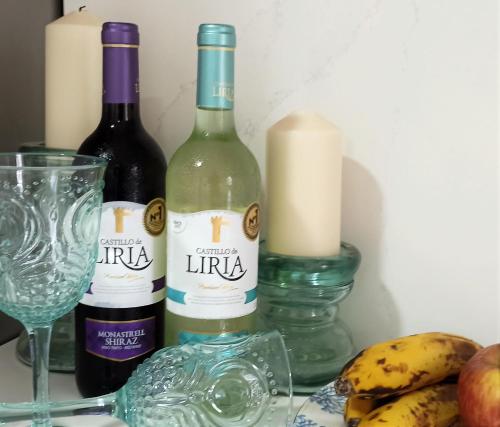 特尔德SeawaveSunGranCanaria的2瓶葡萄酒和1杯玻璃以及一些香蕉