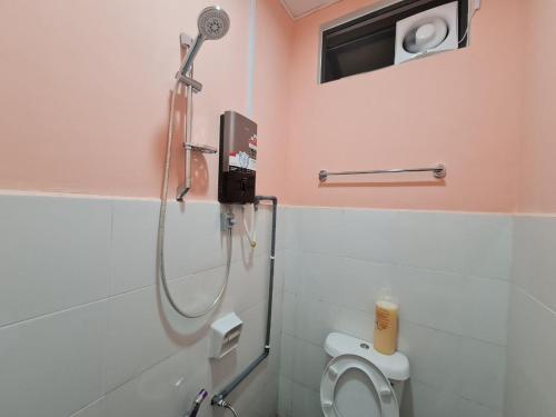 雪邦Ayden Hostel Airport Transit - KLIA的设有带淋浴间和卫生间的浴室