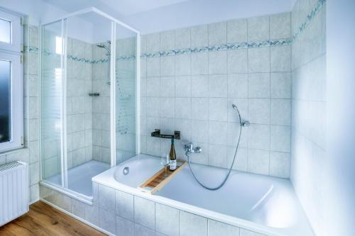 莱比锡Levax Living - 61 qm - Cozy - close to the city的白色的浴室设有浴缸和淋浴。