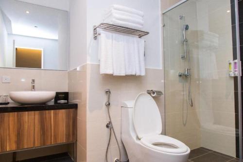 吉隆坡Imperial Regency Suites & Hotel Petaling Jaya的浴室配有卫生间、盥洗盆和淋浴。