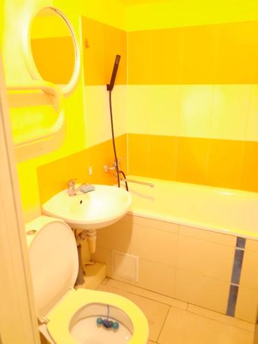 利耶帕亚Our Little World的浴室配有盥洗盆、卫生间和浴缸。