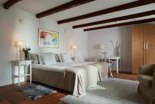 奇维克希维克酒店的一间卧室配有一张大床和一张沙发