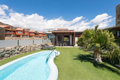 拉普拉亚蒂陶洛Tauro Villas的一座房子里游泳池的形象