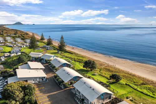帕帕莫阿Tasman Holiday Parks - Papamoa Beach的享有海滩的空中景色,有一组rvs