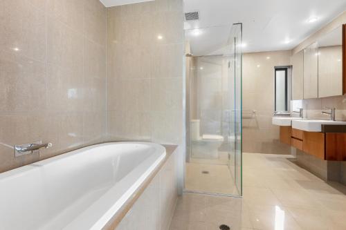 木麻黄Cotton Beach 53 by Kingscliff Accommodation的带浴缸和盥洗盆的浴室