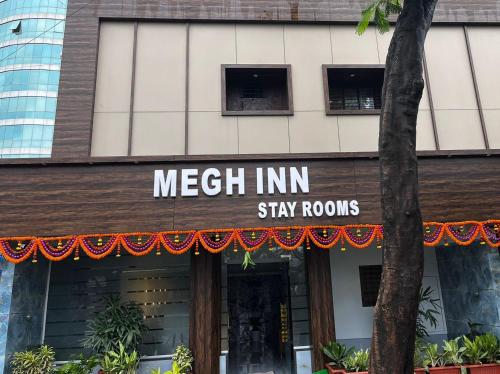 纳威孟买MEGH INN的一间拥有阅读Mex旅馆客房标志的墨西哥餐厅