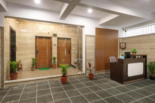 班加罗尔BluO Studios - Koramangala的一间设有盆栽和大窗户的办公室