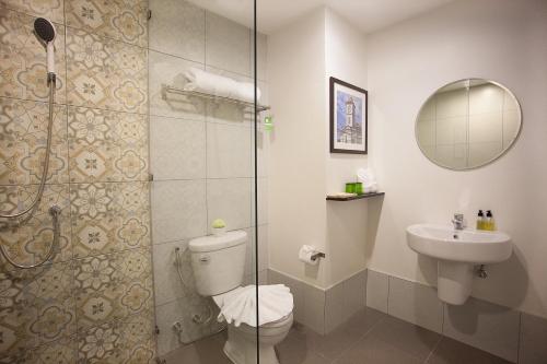 普吉镇普吉岛苏伦酒店的带淋浴、卫生间和盥洗盆的浴室