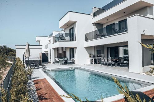 普拉Villa IVaLA的一座带游泳池的房子的图象