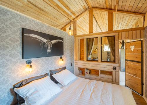斯塔沃洛Le chalet de pépère的一间卧室设有一张带木制天花板的大床