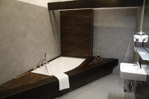 比得哥什比得哥什肖邦酒店的带浴缸和盥洗盆的浴室