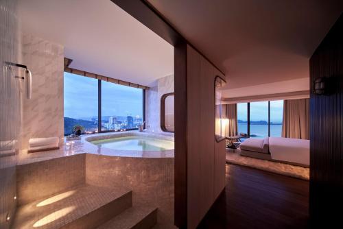 下龙湾The Yacht Hotel by DC的一间带浴缸的浴室,享有城市美景
