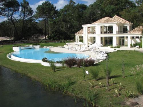 埃斯特角城Green Park en Punta del Este的河畔带游泳池的房子