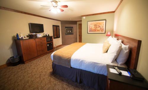 南太浩湖Avalon Lodge South Lake Tahoe的配有一张床和一台平面电视的酒店客房