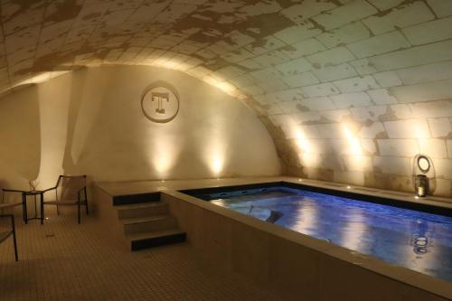 图尔Les Trésorières的隧道建筑中的游泳池