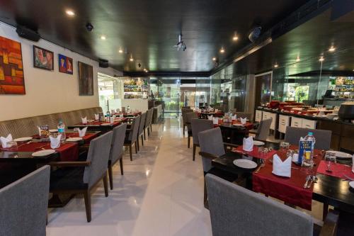 孟买瑞典设计型酒店的一间带桌椅的用餐室和一间餐厅