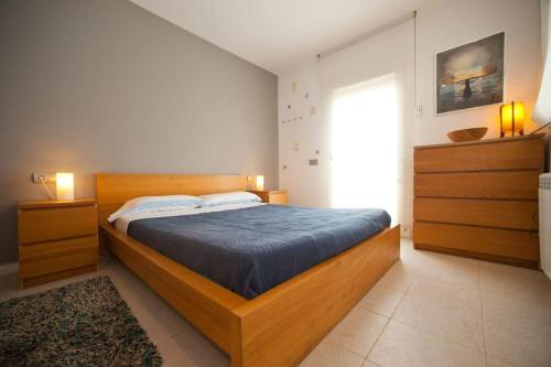 圣何塞德萨塔莱阿Casa Rosa de los Vientos, al lado de la playa的一间卧室配有一张带蓝色毯子的木床