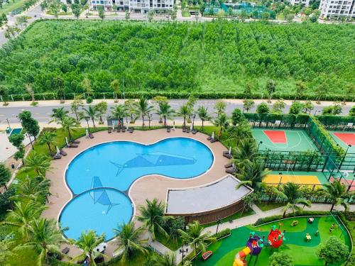 Long BìnhNhà Đẹp Vinhomes Grand Park的享有度假村游泳池的顶部景致