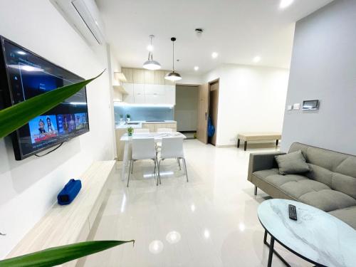 Long BìnhNhà Đẹp Vinhomes Grand Park的客厅配有沙发和桌子