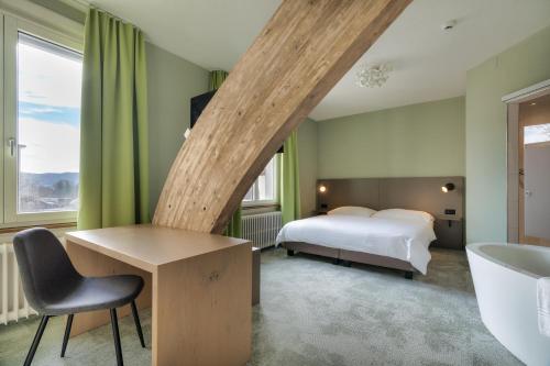 舒伦活flexymotel Schönenwerd的一间卧室配有一张床和一个水槽和一个浴缸