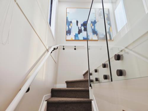 奥克兰Takapuna Brand new 3 Bedrooms的墙上画的楼梯