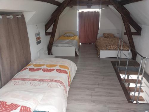 日安Bord de Loire的带2张床的阁楼客房