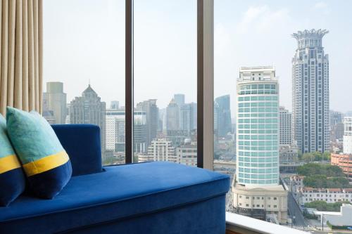上海上海豫园万丽酒店的市景客房的蓝色椅子