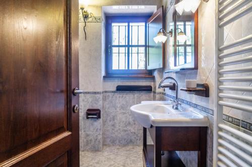 马萨马里蒂马Casa Vacanza Il Carpignone 6的一间带水槽和镜子的浴室