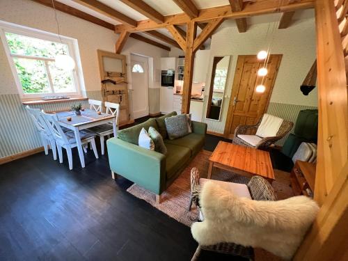 格拉尔-米里茨Ferienwohnung Gänseweg的客厅配有沙发和桌子