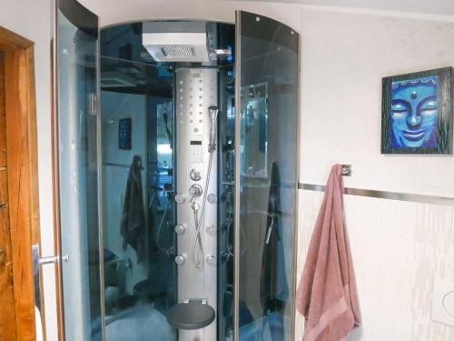 罗维尼PaKua apartments & Penthouse的浴室设有淋浴间和毛巾