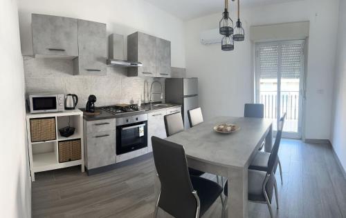 NunziataNunziata Apartment的一间带桌椅的厨房和一间用餐室