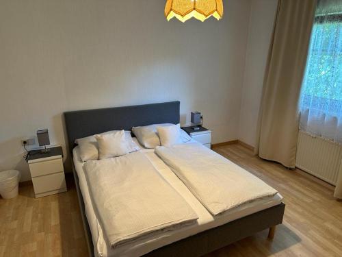 盖布利茨Gästehaus Barbara的一间卧室配有一张带白色床单的大床