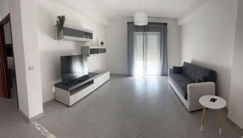 NunziataNunziata Apartment的带沙发和电视的客厅