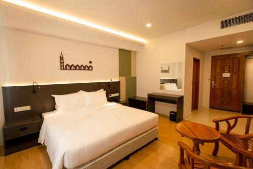 曼德勒Havana Hotel Mandalay的一间卧室配有一张床和一张书桌