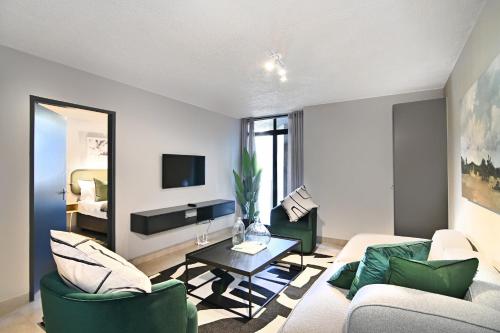 比勒陀利亚Circa Aparthotel by Totalstay的客厅配有沙发和桌子