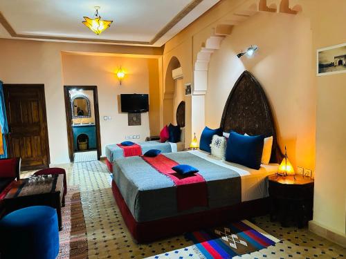 非斯里亚德阿拉姆酒店的一间酒店客房,设有两张床和电视