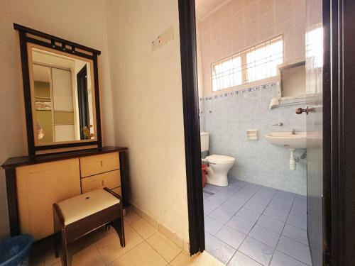 芙蓉Stay N rest sweet home 185的一间带水槽、卫生间和镜子的浴室